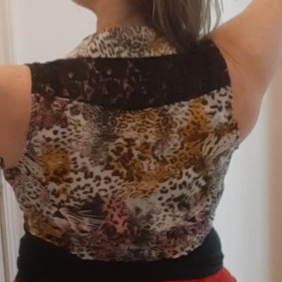 Sleeveless, button up, tie in front, pockets, black onyx buttons and lace blouse - Picture 7 of 7